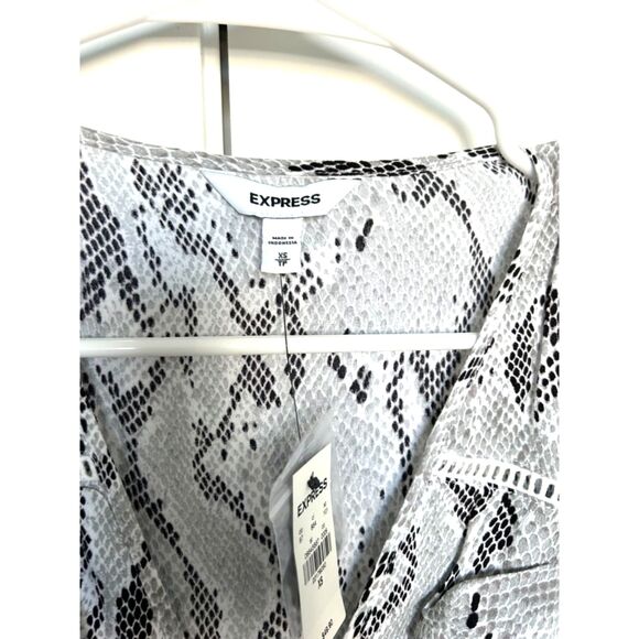 New With Tags EXPRESS Tie-Waist Flutter-Sleeve Snake Print Blouse, Women's Sz XS - Picture 3 of 6